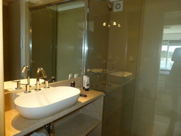 Moderno departamento en complejo de primera categoría frente a la brava