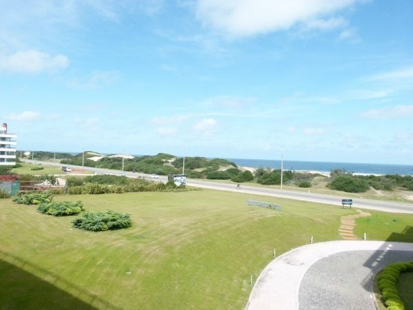 Moderno departamento en complejo de primera categoría frente a la brava