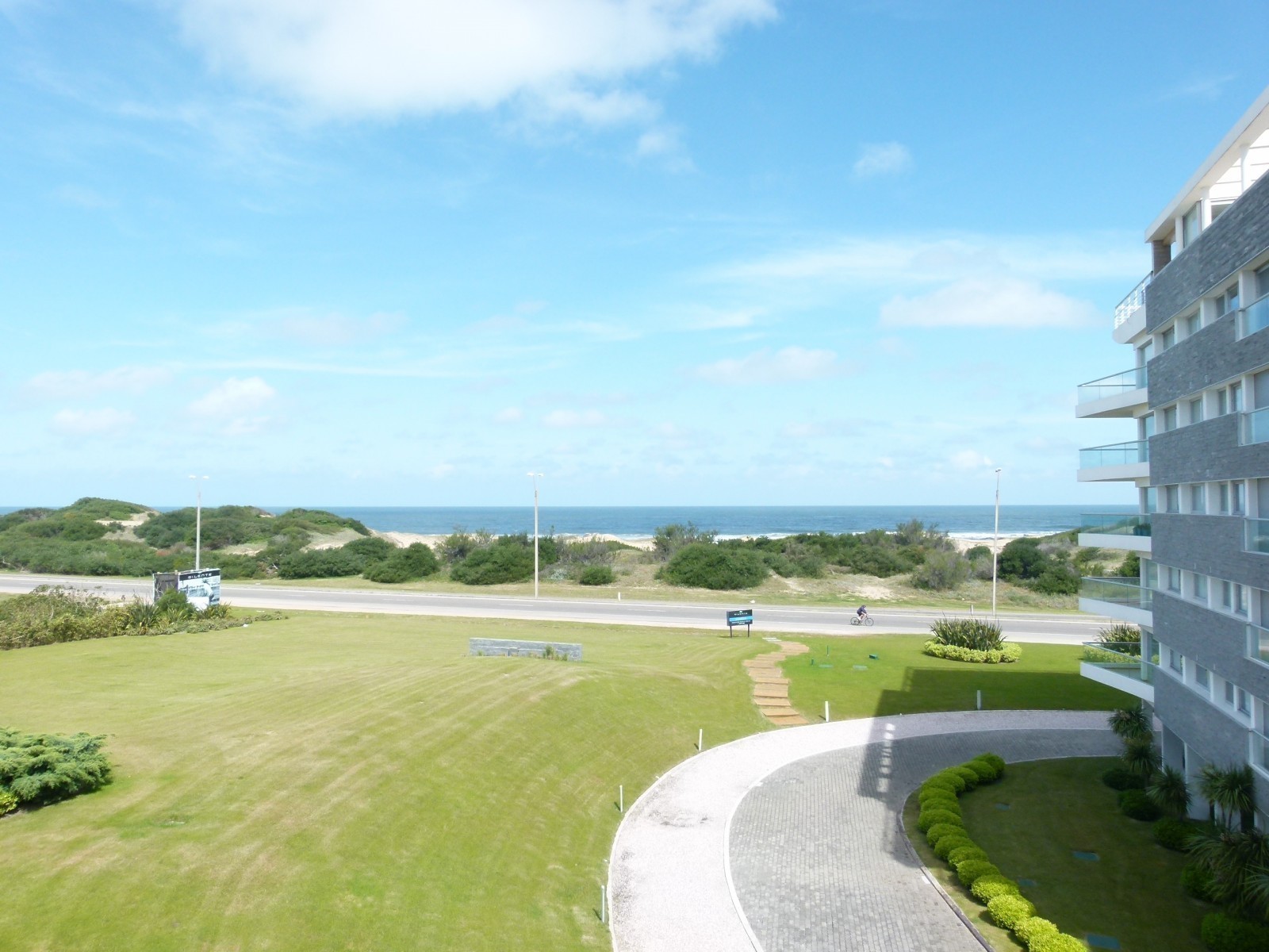 Moderno departamento en complejo de primera categoría frente a la brava