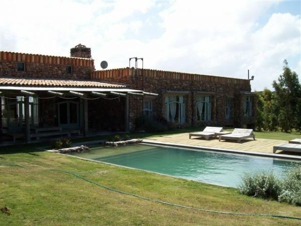 En venta sofisticada residencia en chacras de Medellín.