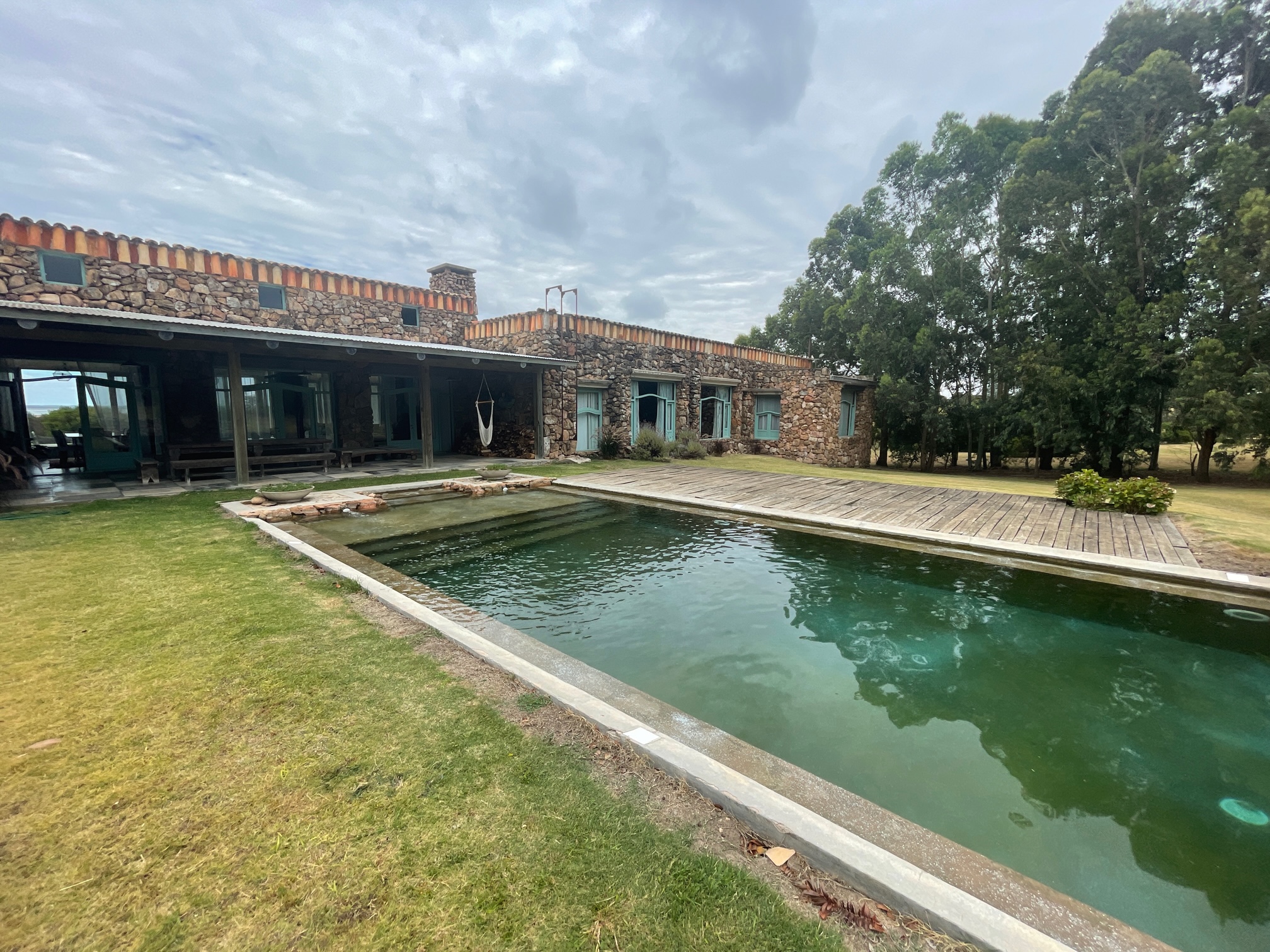 En venta sofisticada residencia en chacras de Medellín.