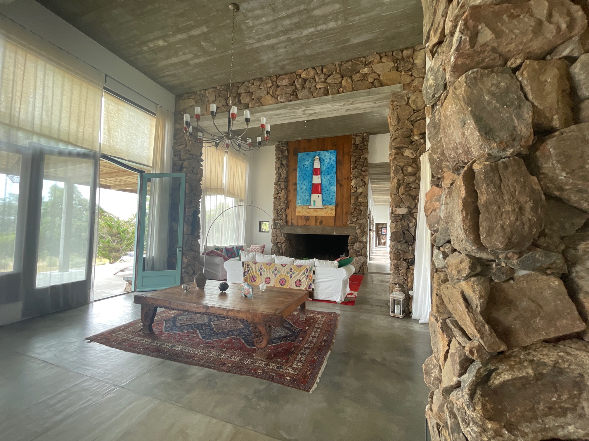 En venta sofisticada residencia en chacras de Medellín.