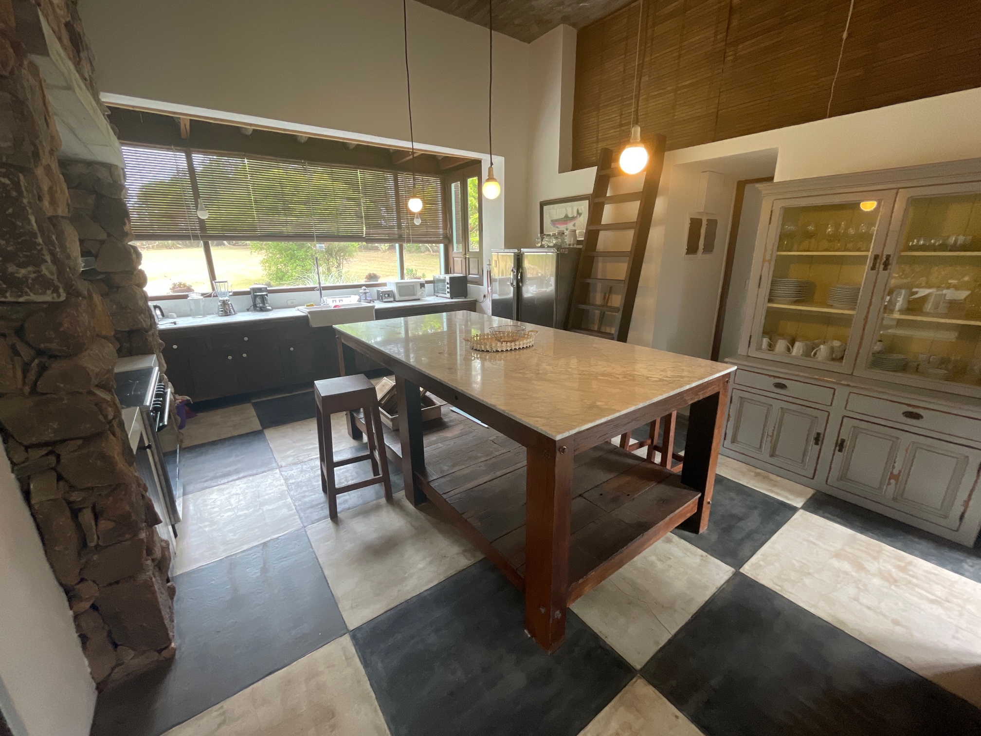 En venta sofisticada residencia en chacras de Medellín.