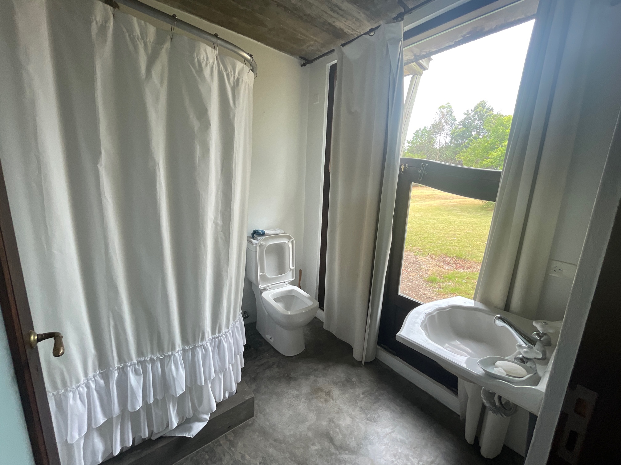 En venta sofisticada residencia en chacras de Medellín.