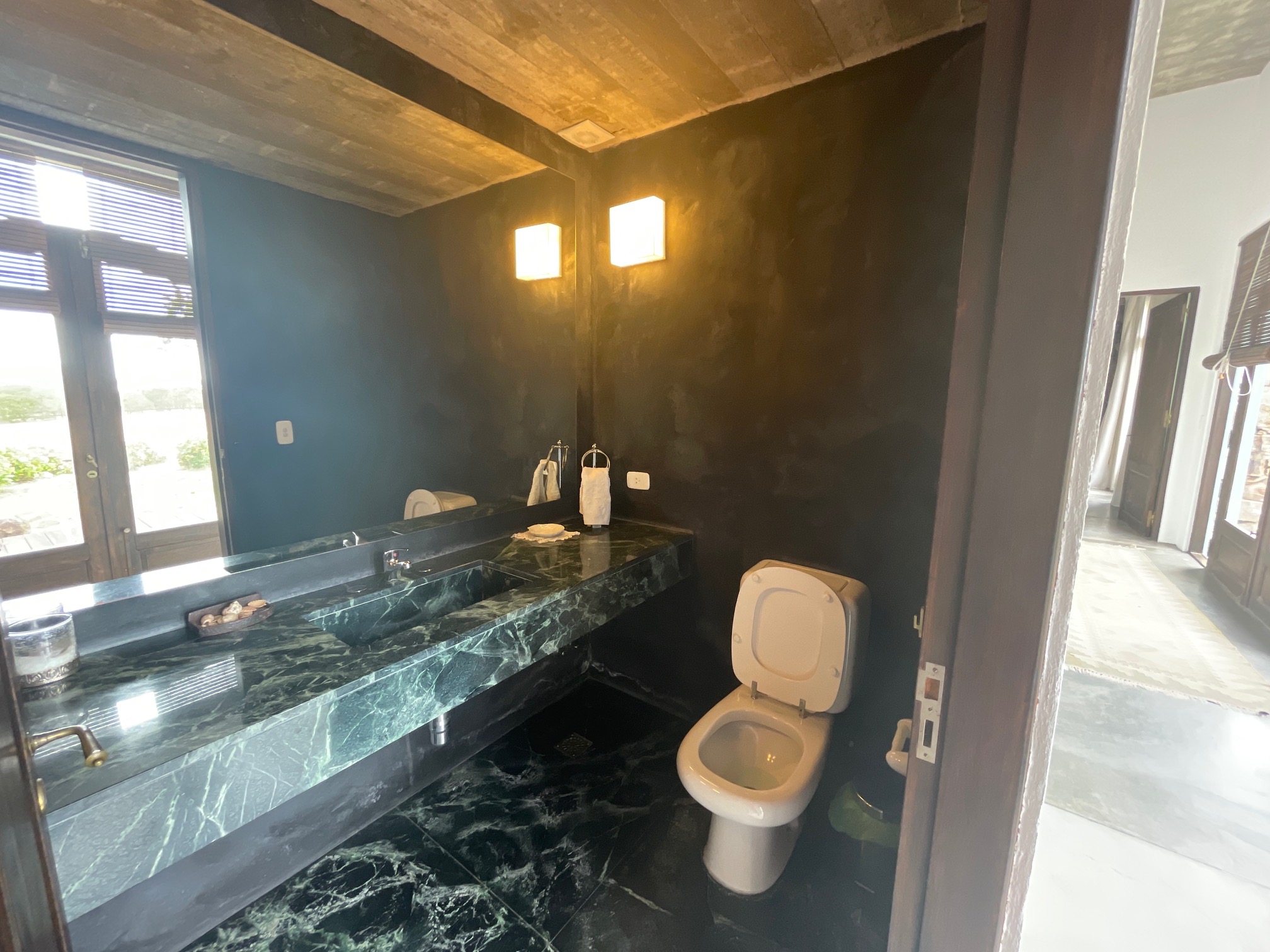En venta sofisticada residencia en chacras de Medellín.
