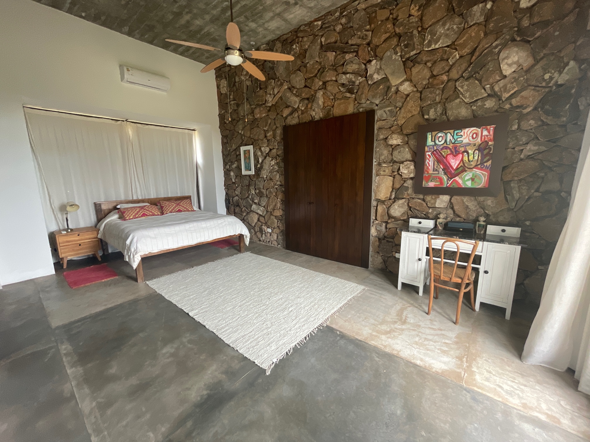 En venta sofisticada residencia en chacras de Medellín.