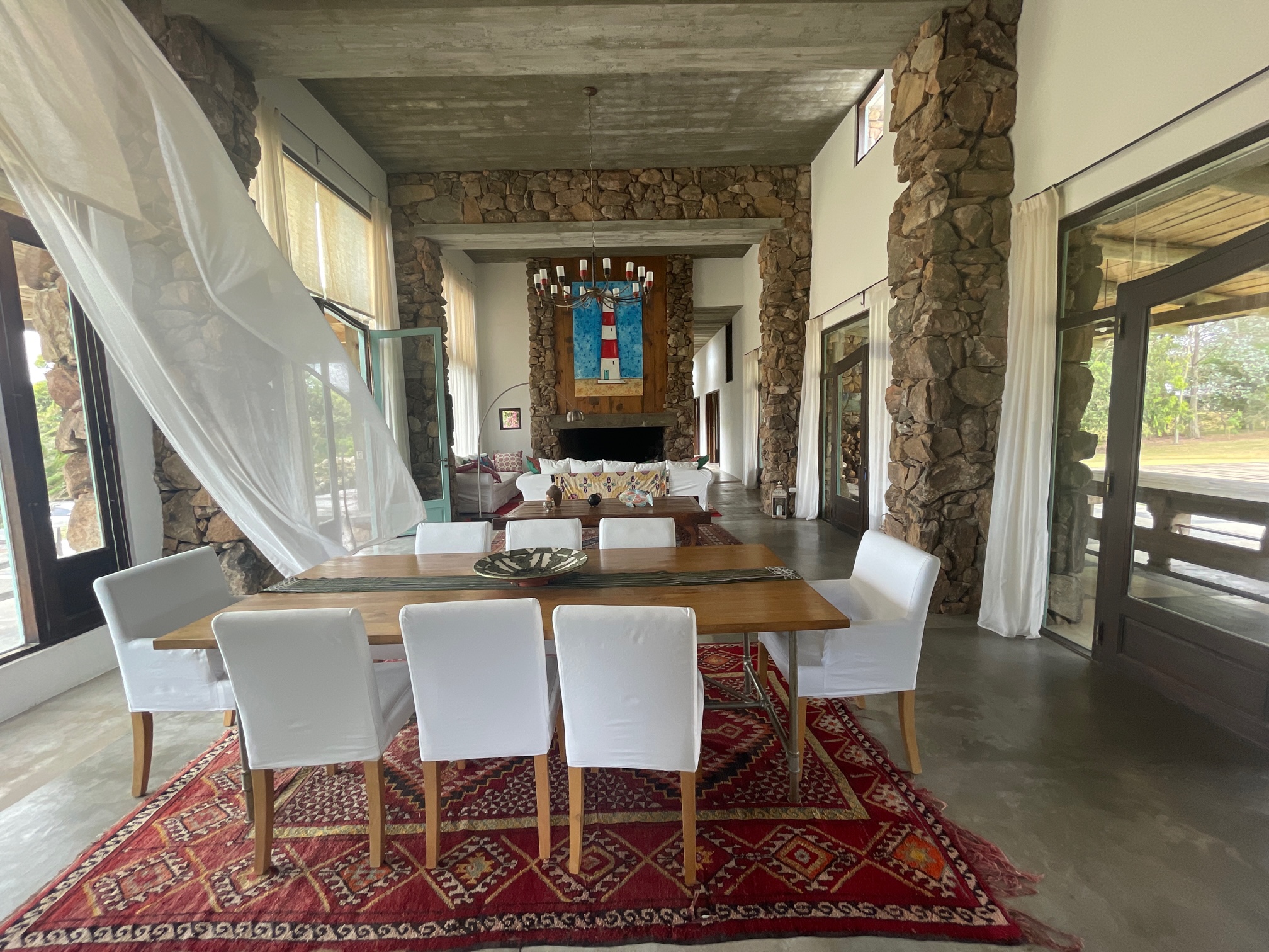 En venta sofisticada residencia en chacras de Medellín.