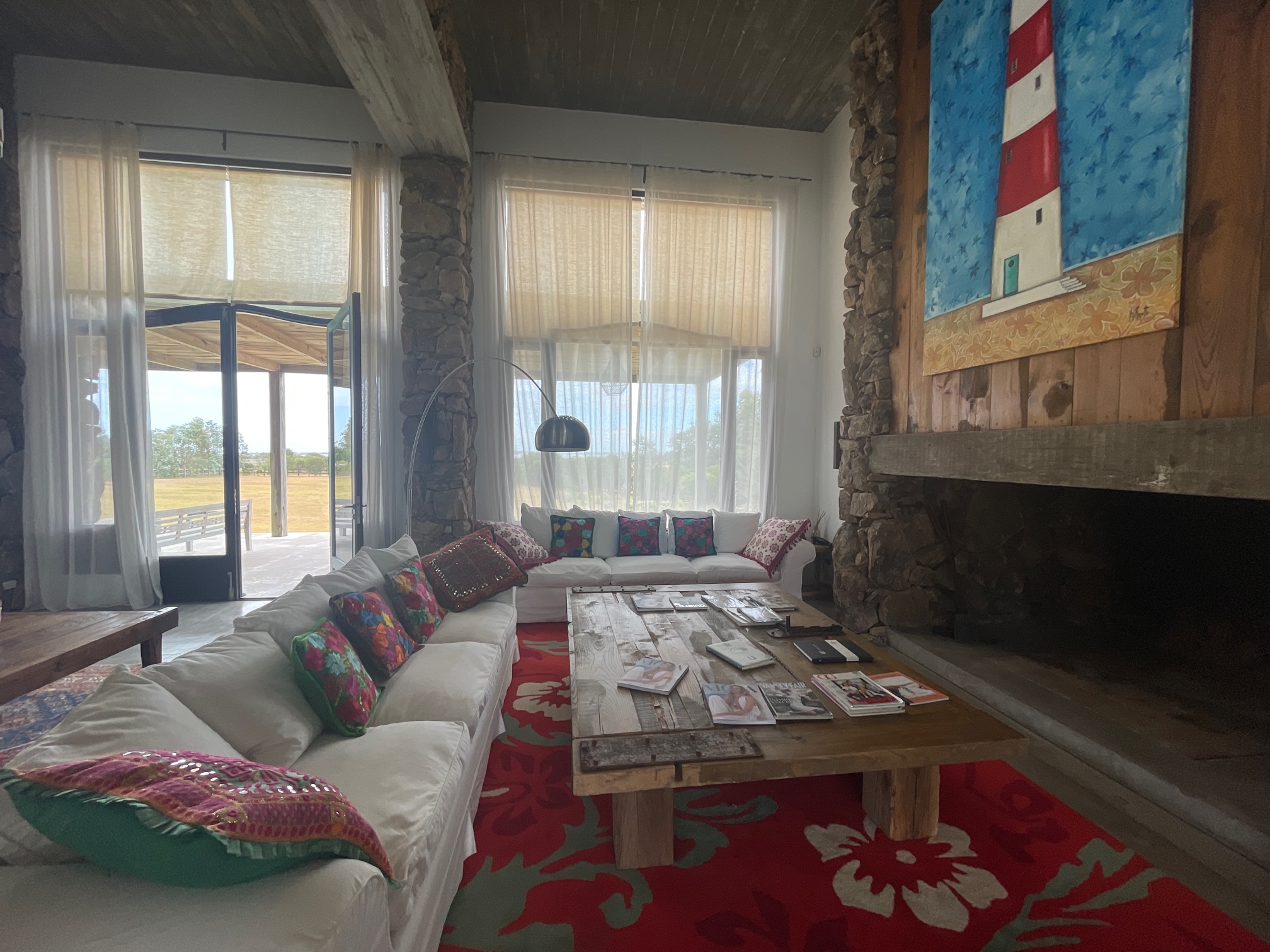En venta sofisticada residencia en chacras de Medellín.