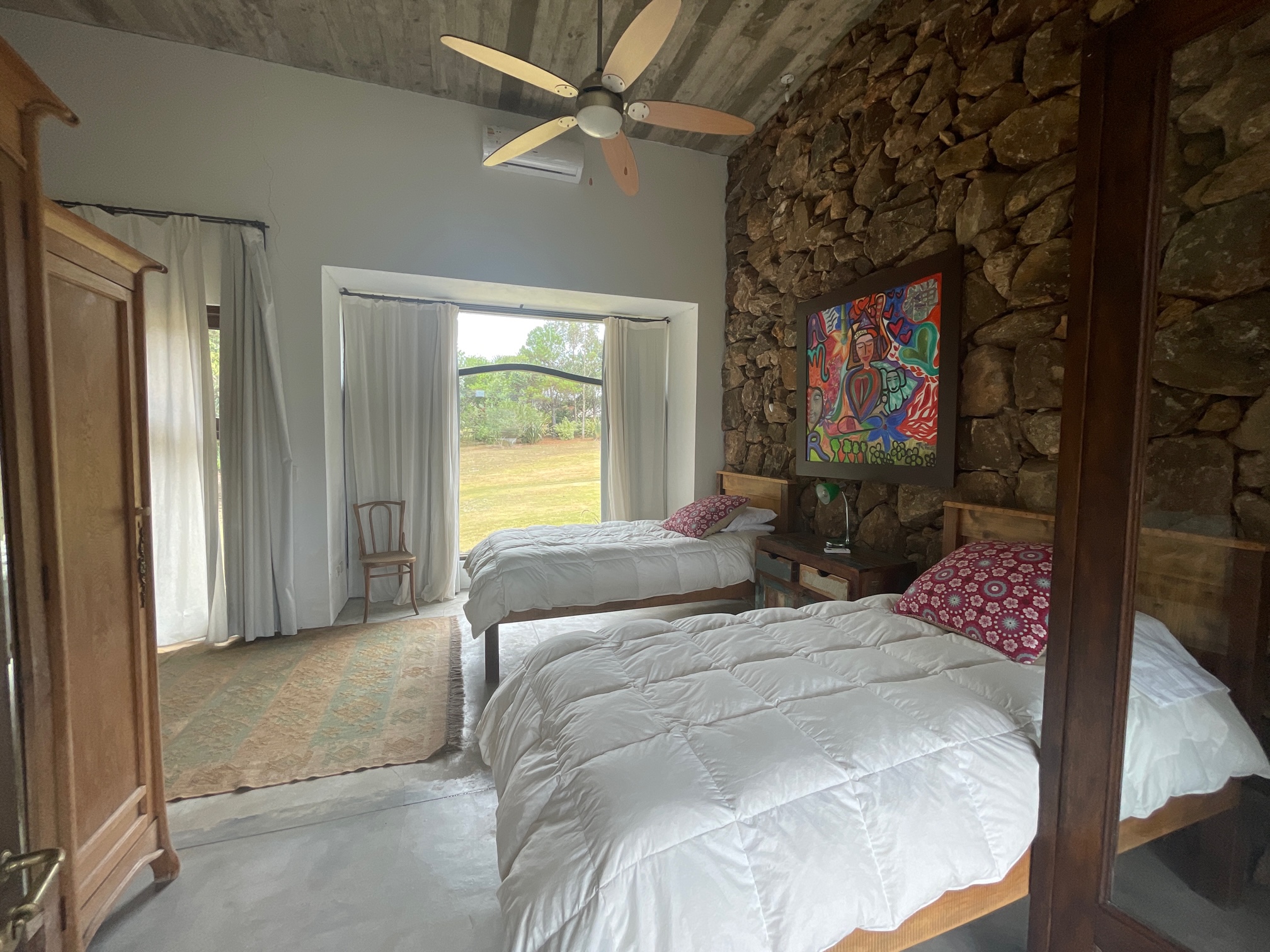 En venta sofisticada residencia en chacras de Medellín.