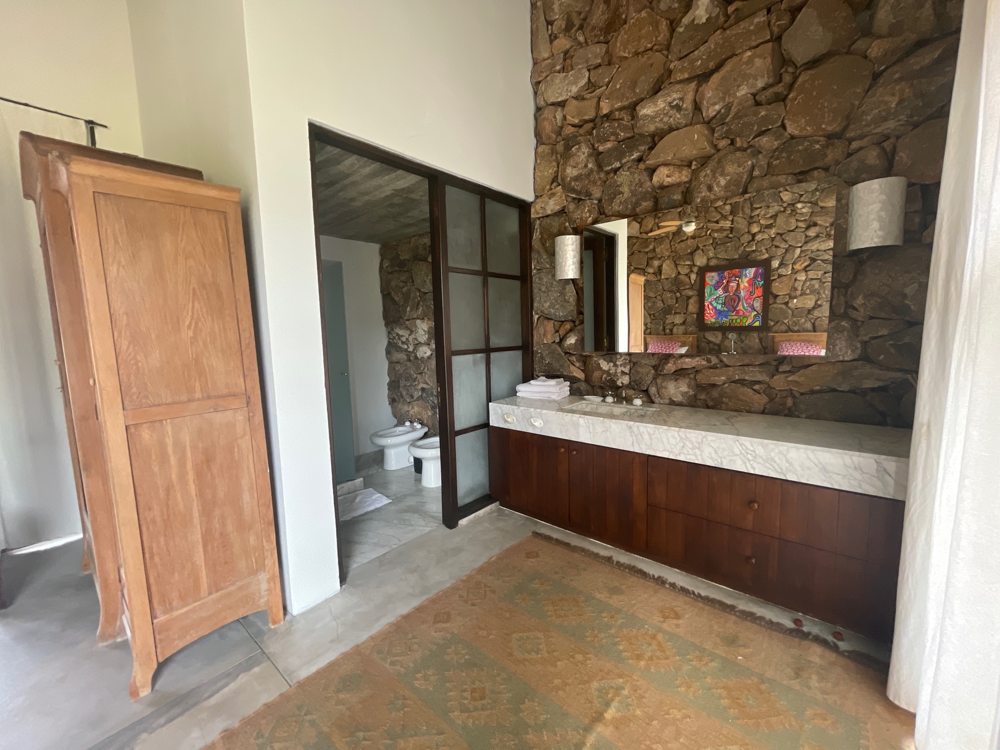 En venta sofisticada residencia en chacras de Medellín.