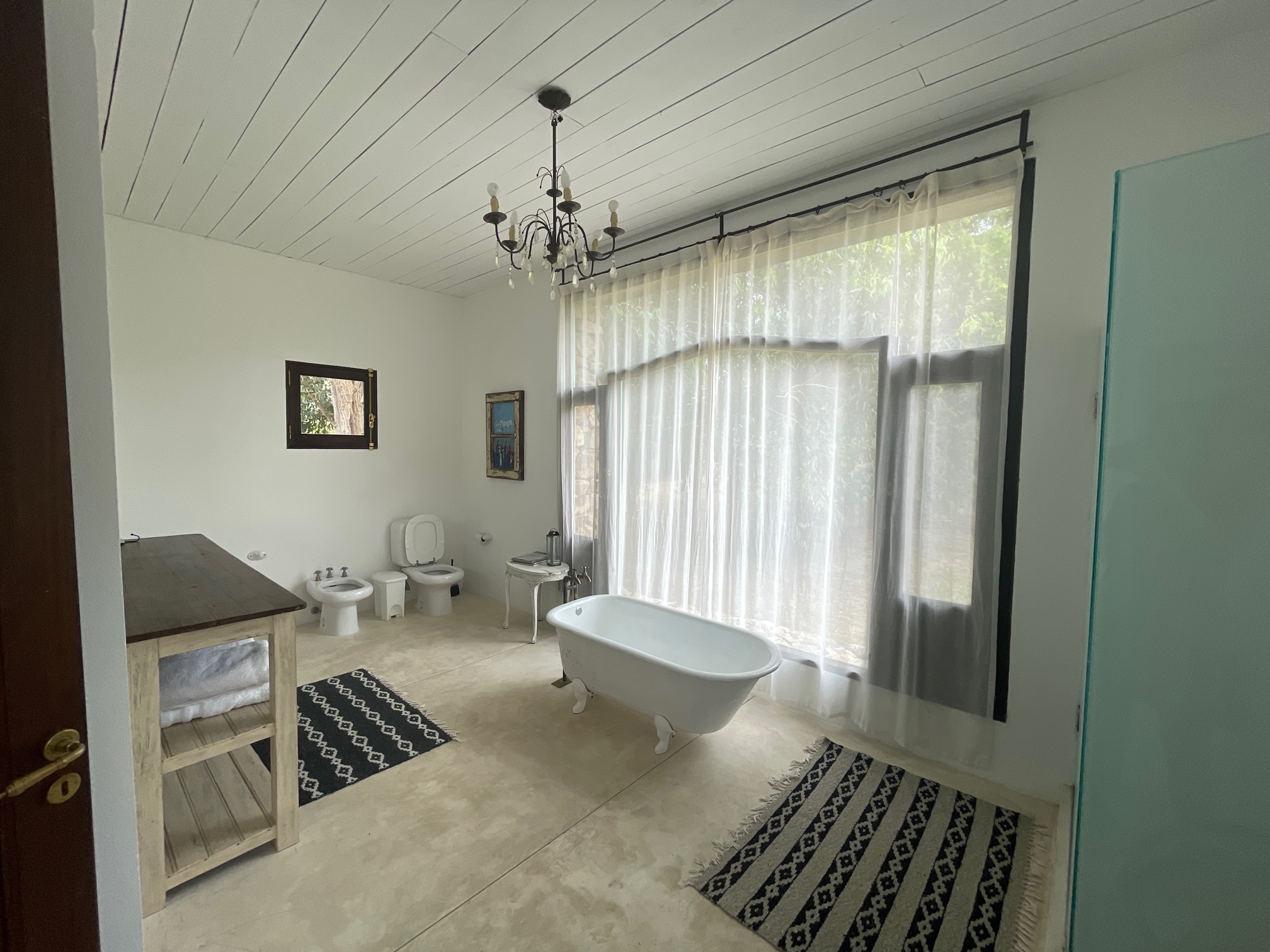 En venta sofisticada residencia en chacras de Medellín.