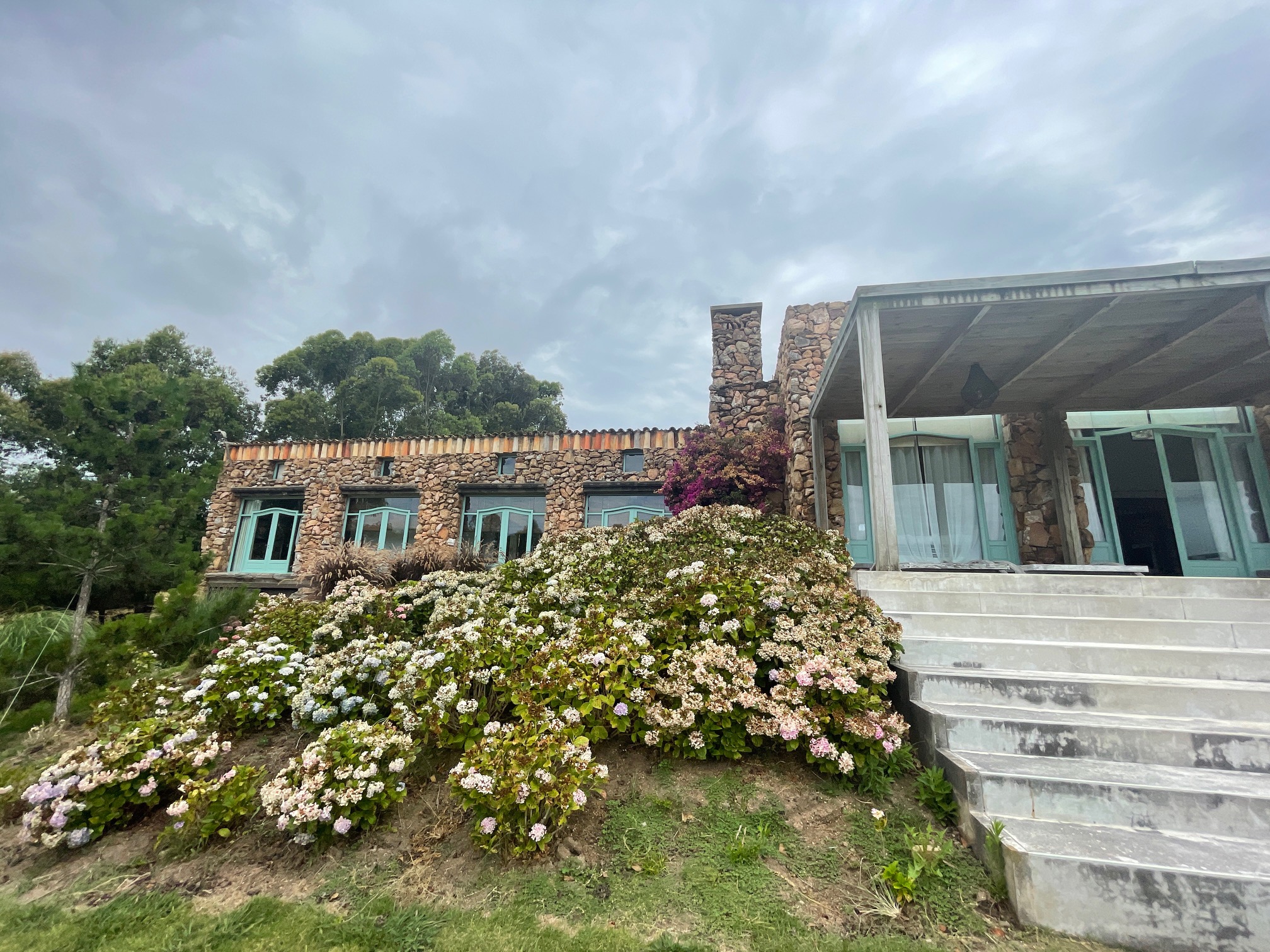 En venta sofisticada residencia en chacras de Medellín.