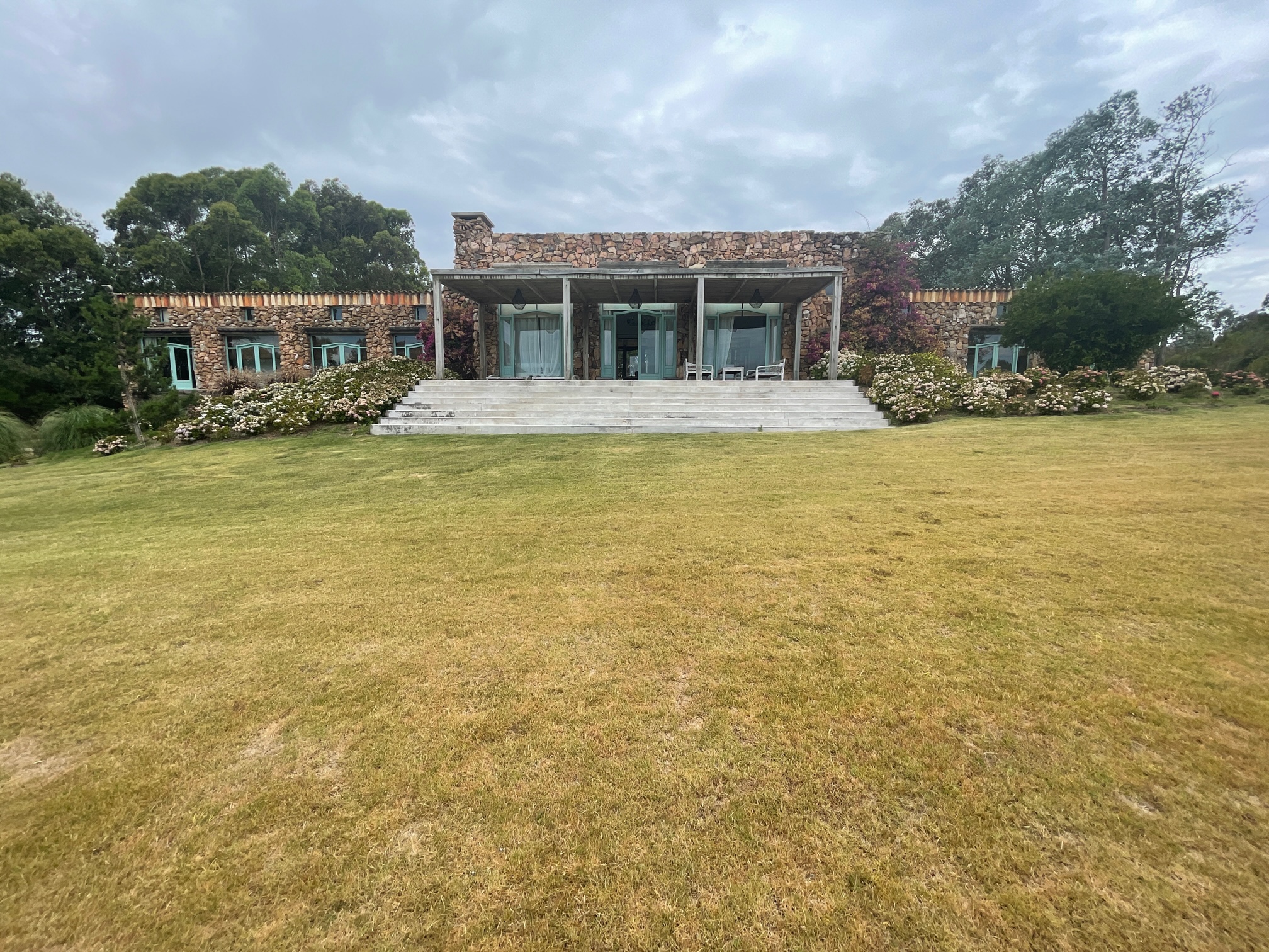 En venta sofisticada residencia en chacras de Medellín.
