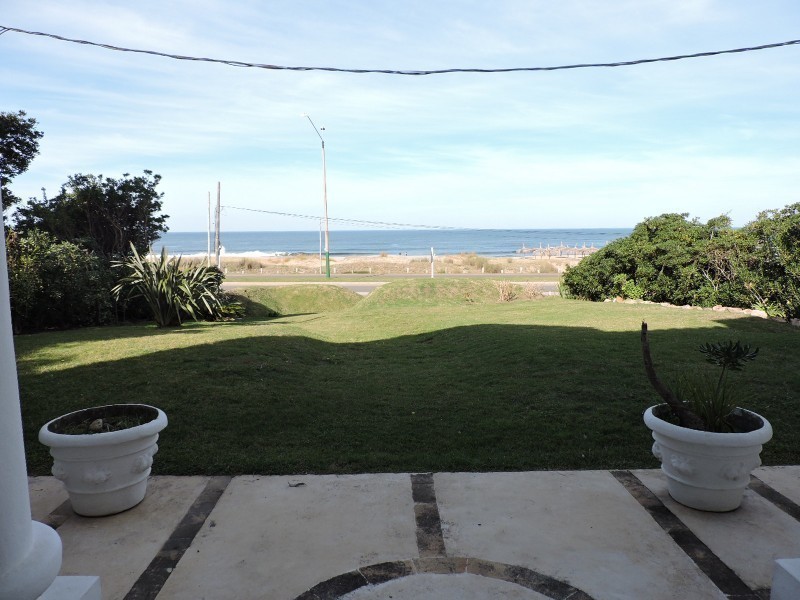 Casa en alquiler en Montoya, La Barra primera línea al mar.