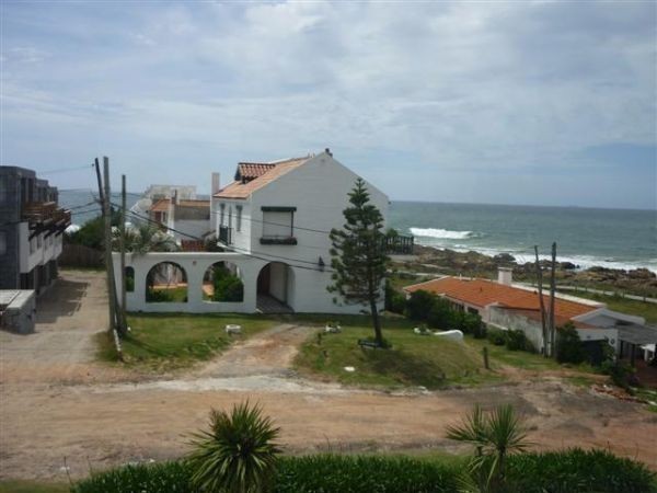 Importante casa en alquiler en La Barra de la ruta al mar.