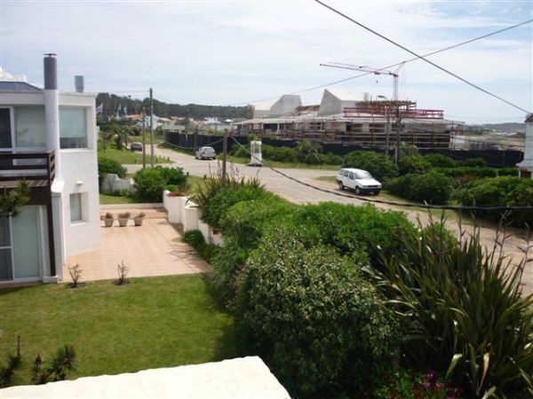 Importante casa en alquiler en La Barra de la ruta al mar.