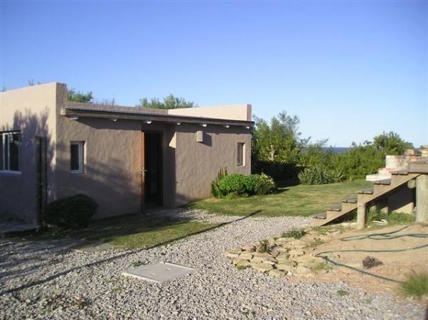 Casa en alquiler, arquitectura moderna con vista al mar sobre altos de Punta Piedras, La Barra