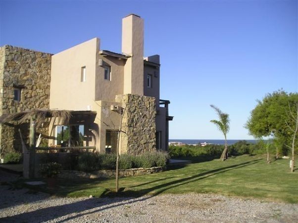 Casa en alquiler, arquitectura moderna con vista al mar sobre altos de Punta Piedras, La Barra