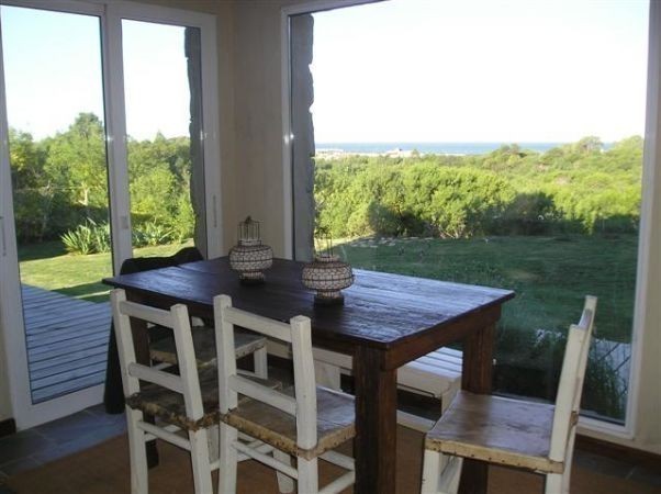 Casa en alquiler, arquitectura moderna con vista al mar sobre altos de Punta Piedras, La Barra