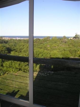Casa en alquiler, arquitectura moderna con vista al mar sobre altos de Punta Piedras, La Barra