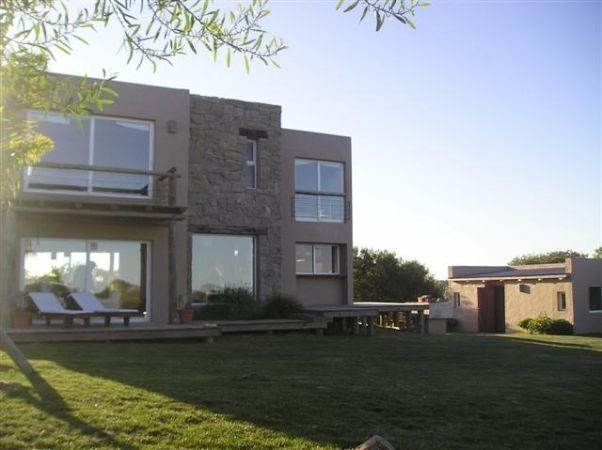 Casa en alquiler, arquitectura moderna con vista al mar sobre altos de Punta Piedras, La Barra
