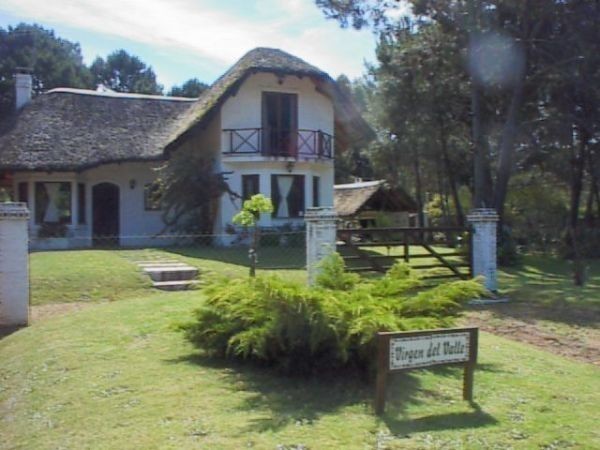 Muy linda cabaña con gran jardín y piscina.