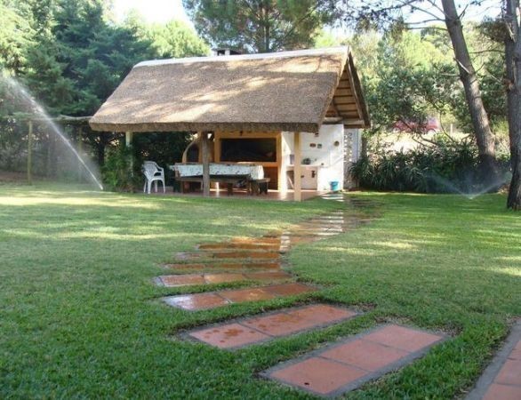 Muy linda cabaña con gran jardín y piscina.
