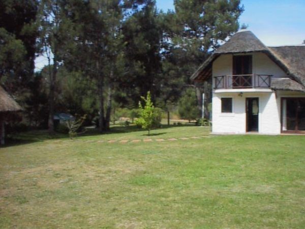 Muy linda cabaña con gran jardín y piscina.