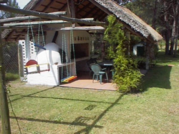 Muy linda cabaña con gran jardín y piscina.