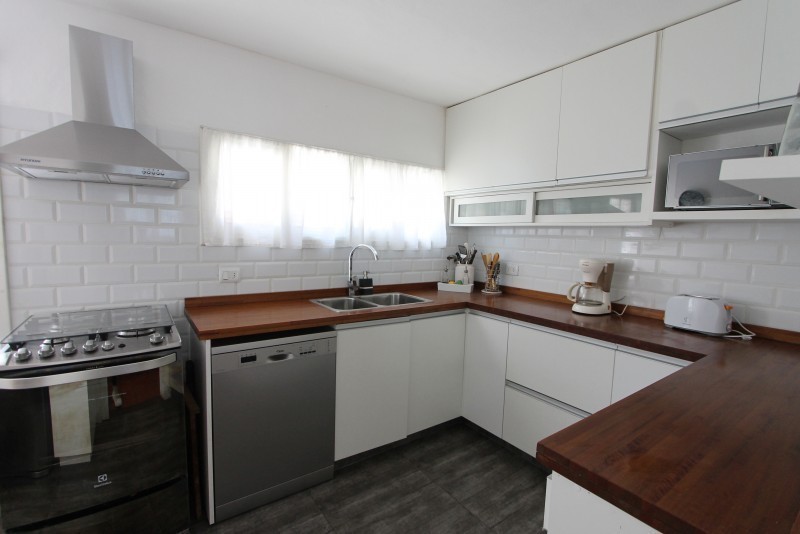 Casa en alquiler sobre los altos de Montoya, La Barra a poquitas cuadras del mar.