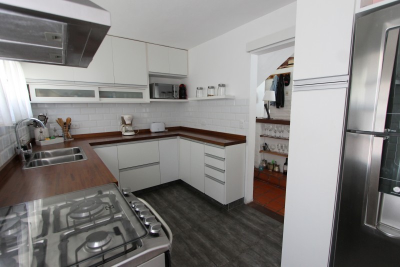 Casa en alquiler sobre los altos de Montoya, La Barra a poquitas cuadras del mar.