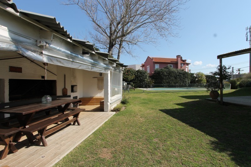 Casa en alquiler sobre los altos de Montoya, La Barra a poquitas cuadras del mar.