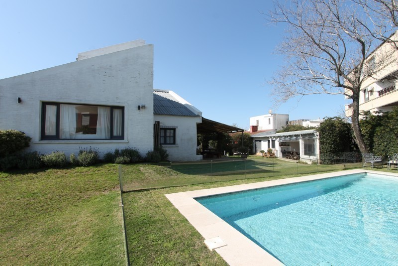 Casa en alquiler sobre los altos de Montoya, La Barra a poquitas cuadras del mar.