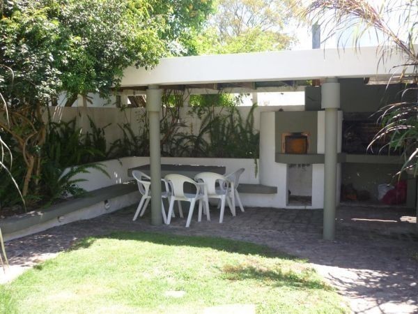 Casa en La Barra en alquiler, con muy buena capacidad.