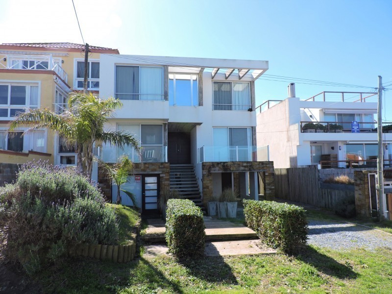 Casa moderna en Manantiales de la ruta al mar