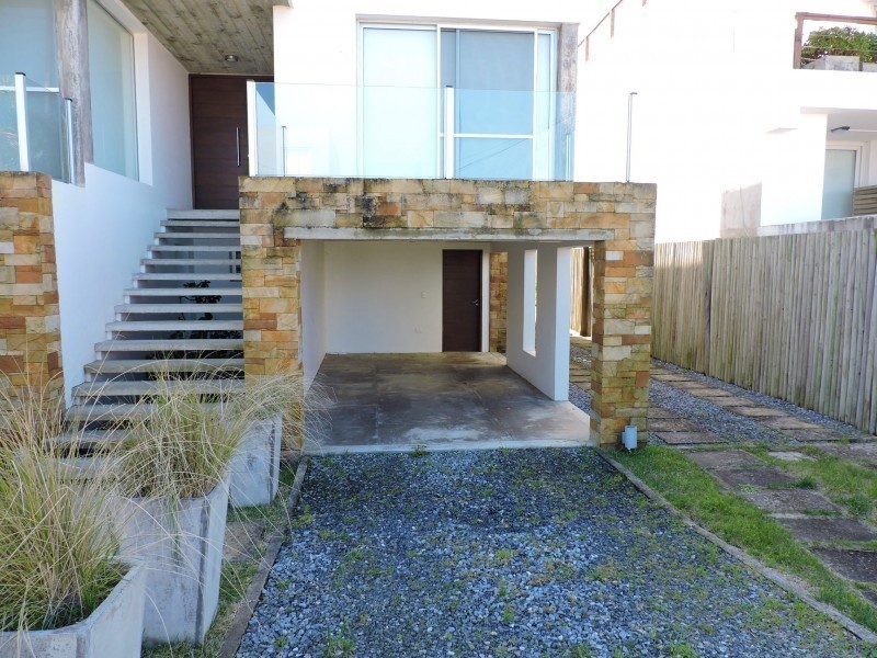 Casa moderna en Manantiales de la ruta al mar