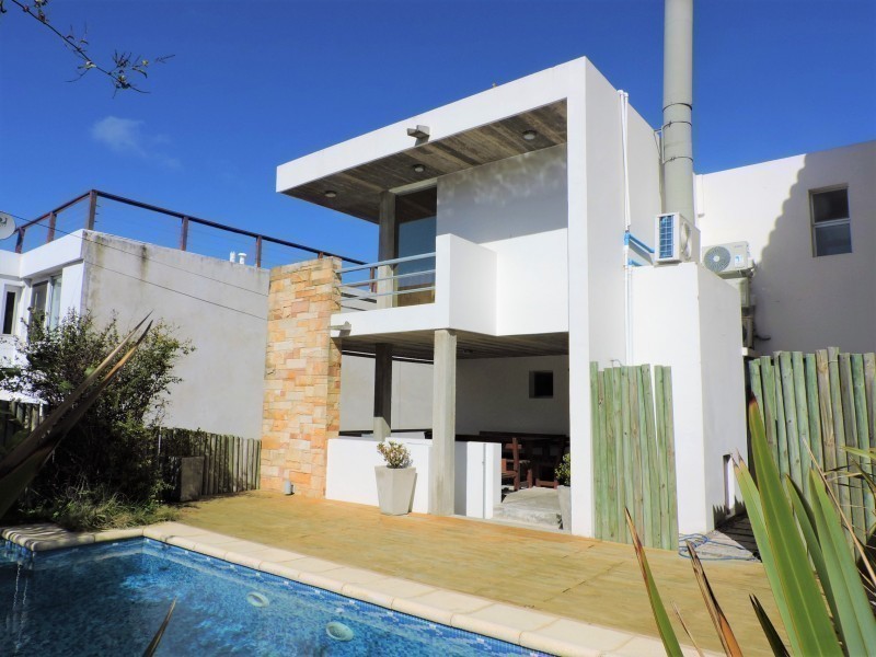 Casa moderna en Manantiales de la ruta al mar