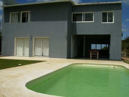 Moderna casa muy próxima al mar con piscina.