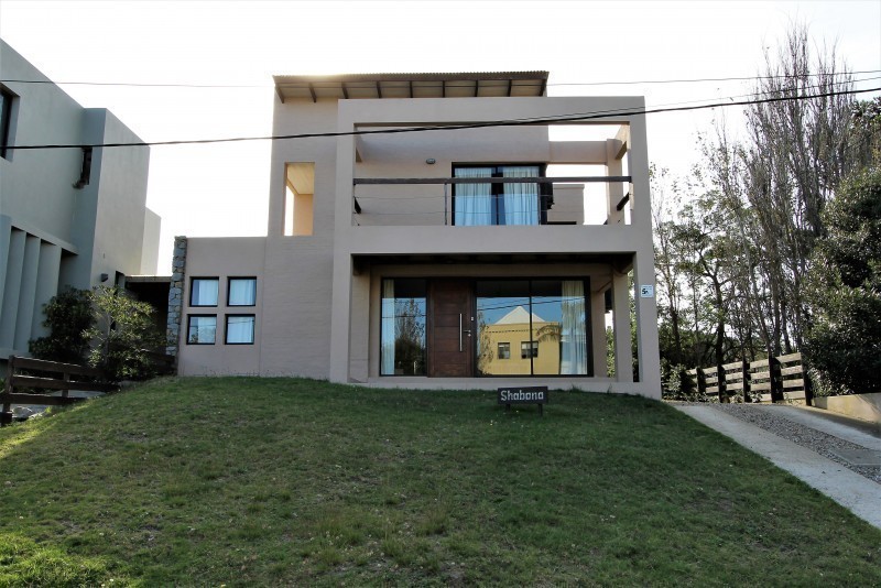 Casa en alquiler en La Barra a dos cuadras de la arena de Montoya