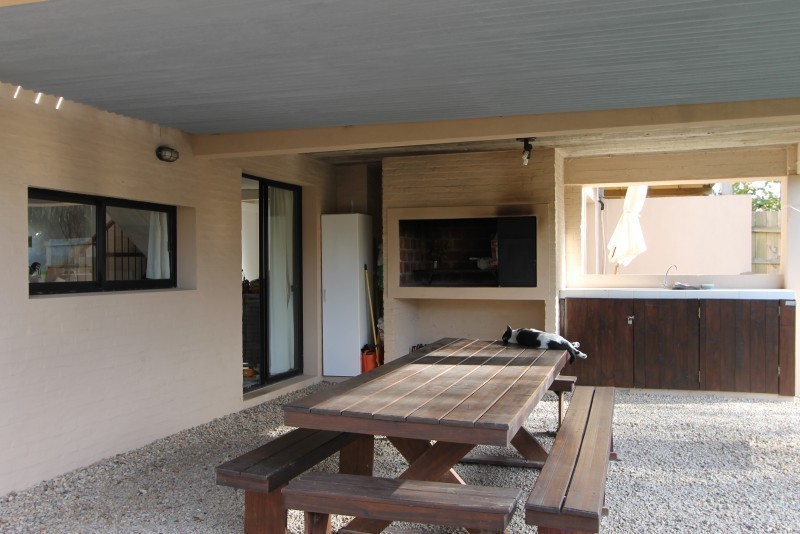 Casa en alquiler en La Barra a dos cuadras de la arena de Montoya