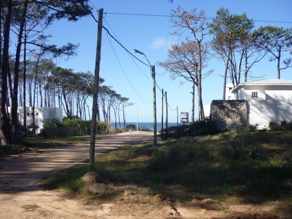 Terreno en venta sobre Montoya, La Barra con vista al mar.