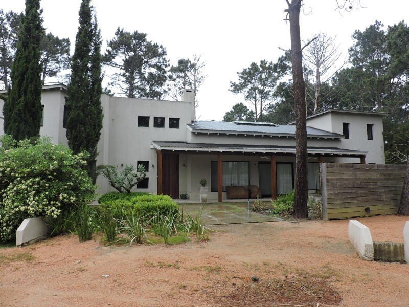 Excelente Casa en Alquiler en Laguna Blanca 