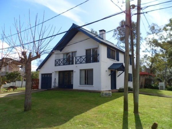 Casa en venta a una cuadra de ruta 10 en El Tesoro, La barra.