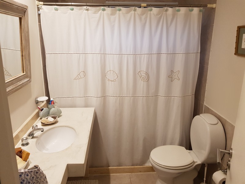 Casa a estrenar en venta en El Tesoro, La Barra ambientes amplios y buen entorno.