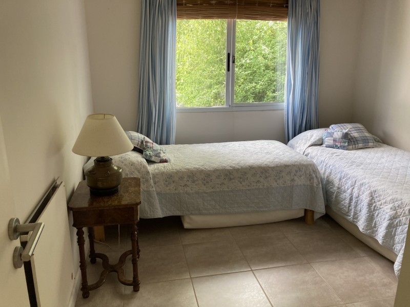 Casa a estrenar en venta en El Tesoro, La Barra ambientes amplios y buen entorno.