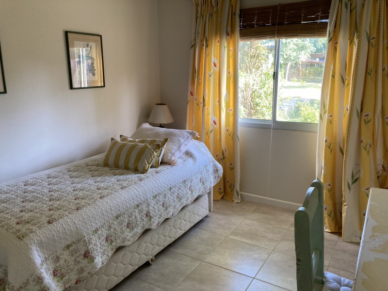 Casa a estrenar en venta en El Tesoro, La Barra ambientes amplios y buen entorno.