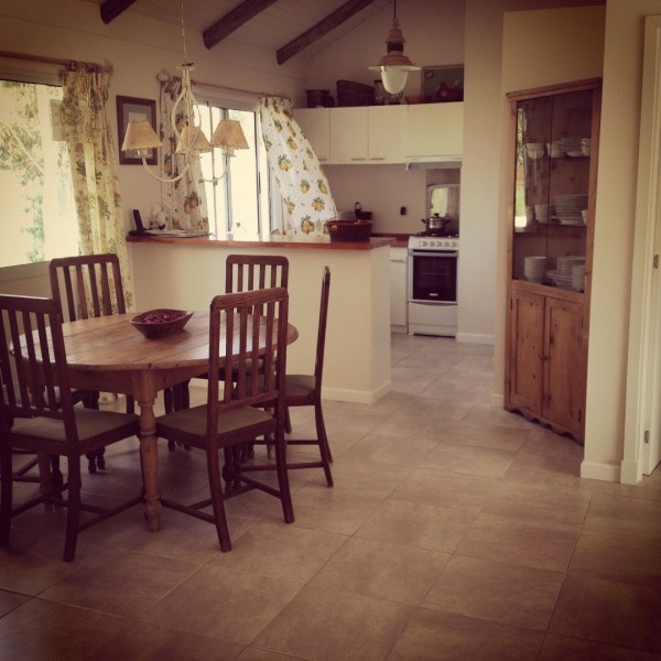 Casa a estrenar en venta en El Tesoro, La Barra ambientes amplios y buen entorno.