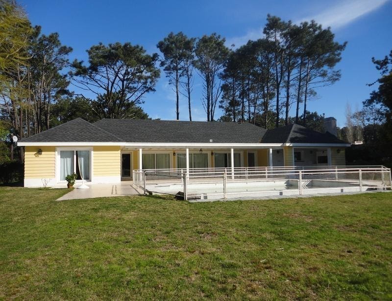 Casa en venta y alquiler en Laguna Blanca con piscina