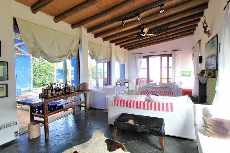 Líndisima casa sobre el mar.