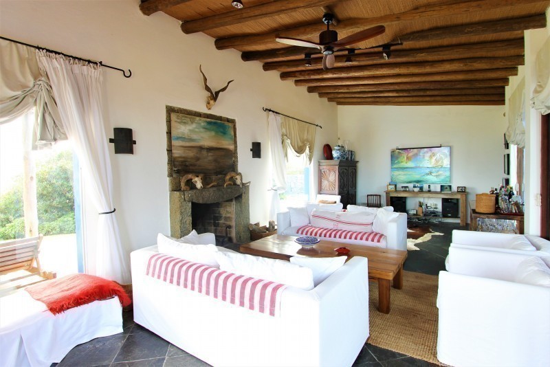 Líndisima casa sobre el mar.